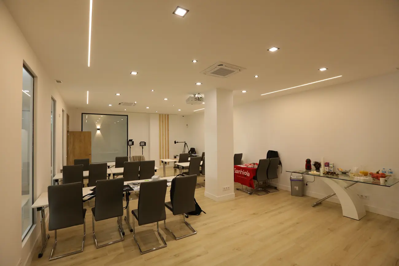 Sala de prácticas del centro, con los puestos de trabajo y el equipamiento