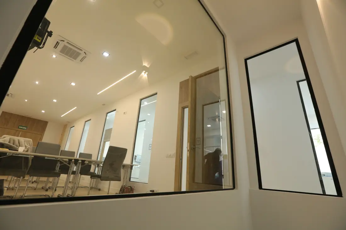 El aula vista a través del cristal del pasillo